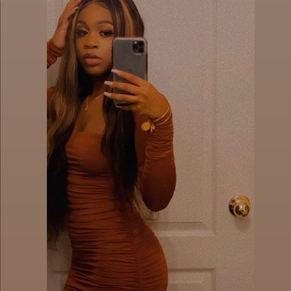 Long sleeve runched mini dress in golden brown - Picture 8 of 8